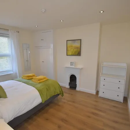 Immaculate 1-bed In Central Apartment *