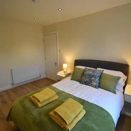 Immaculate 1-bed In Central Apartment *